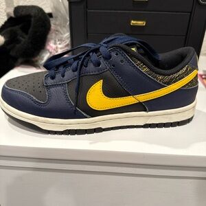 Nike Navy and Yellow Sneakers never worn men’s 6.5. Women’s 8